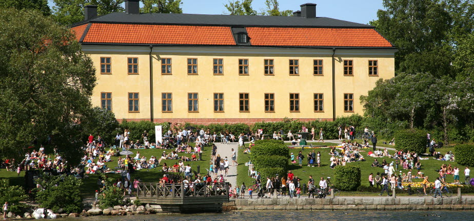 Edsbergs slott och park där många människor som firar nationaldagen.
