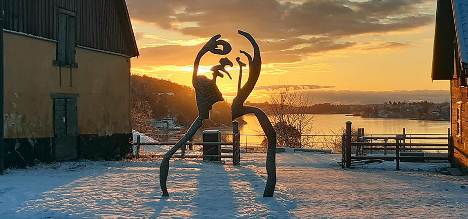 Jag blundar. Skulptur av Tomas Lacke på Edsvik Stallbacken.