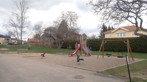 En lekpark vid Skälbyvägen med gungor, gungdjur och en klätterställnning med rutschkana.