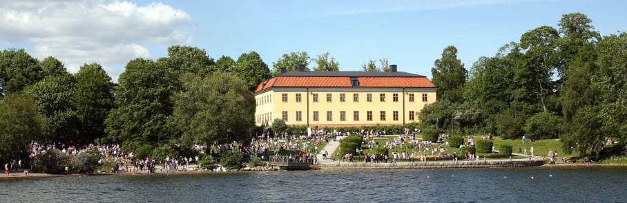 Edsbergs slott och park där många människor som firar nationaldagen.