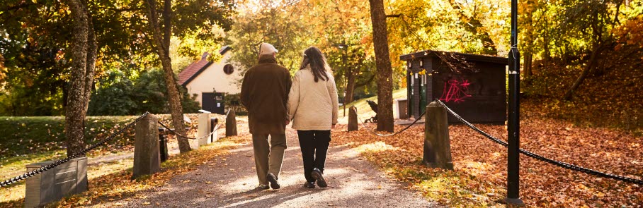 Äldre par promenerar i Edsbergsparken