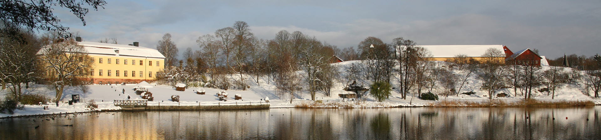 Edsbergsparken i vinterskrud sedd från Edsviken.