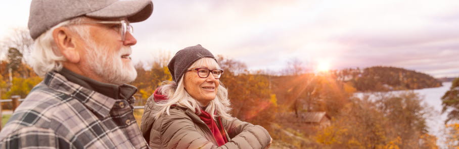 Två personer i solnedgången 