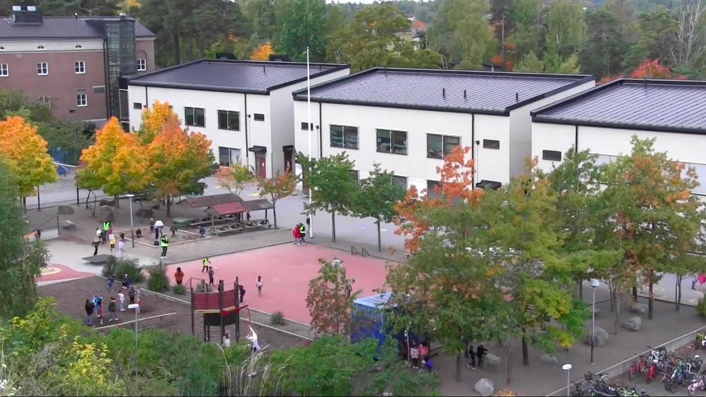 Sofielundsskolan med skolgård