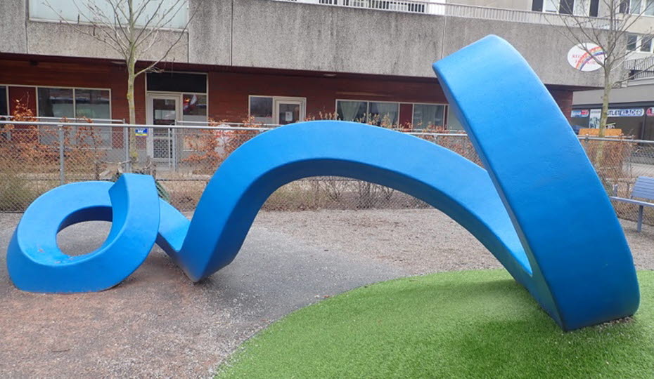 Blå lekskulptur i Krumelurparken