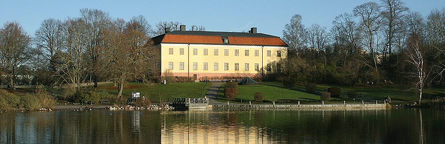 Edsbergs slott sett från vattnet.