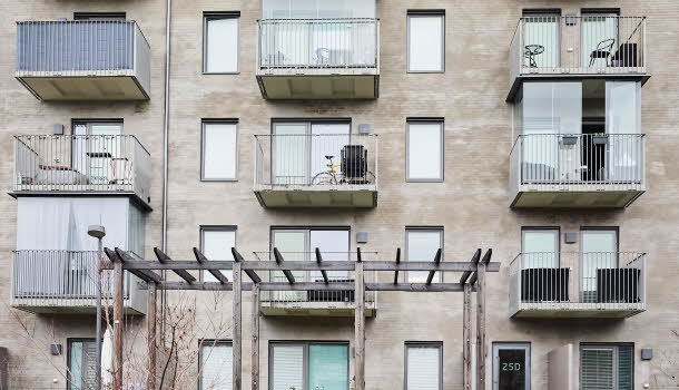 Inglasade balkonger på ett flerbostadshus