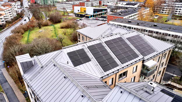 Solceller på taket till flerbostadshus i Sollentuna.
